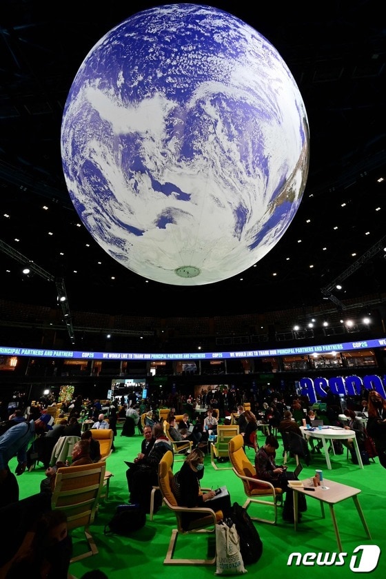 3일(현지시간) 영국 글래스고에서 열린 제26차 유엔 기후변화협약 당사국 총회(COP26) 3일째 날 각국 대표단이 참석을 하고 있다. © AFP=뉴스1 © News1 우동명 기자