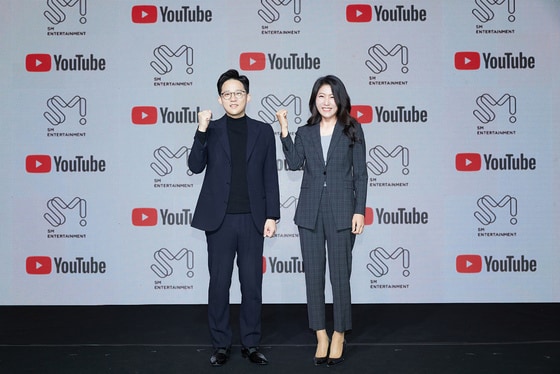 이성수 SM엔터테인먼트 대표(왼쪽), 이선정 유튜브 전무 © 뉴스1