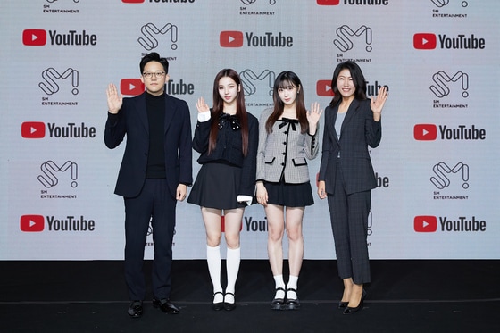 (왼쪽부터) 이성수 SM엔터테인먼트 대표, 에스파 카리나, 지젤, 이선정 유튜브 전무 © 뉴스1