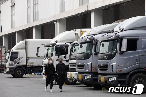 서울 송파구 복합물류센터에서 작업을 앞둔 화물 운송차량.(해당 기사와 관련 없음)/뉴스1 © News1 이재명 기자