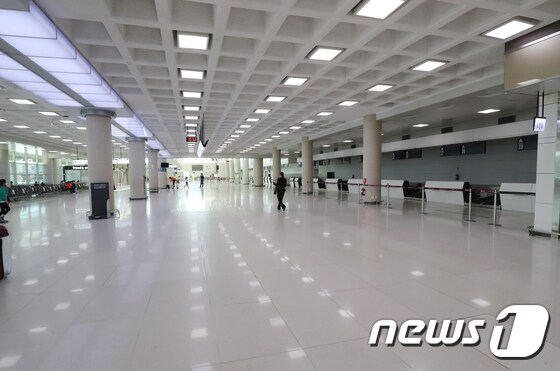 한산한 제주국제공항 국제선 출국장(뉴스1DB)© News1 오현지 기자
