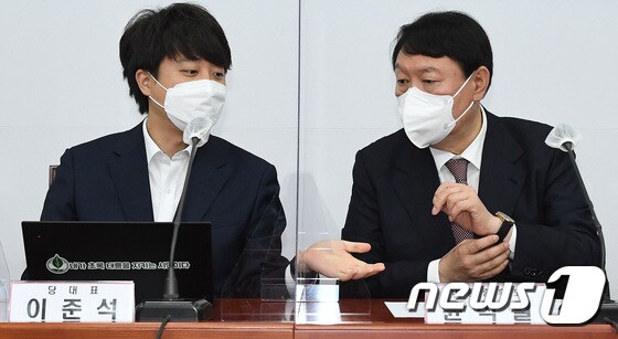 국민의힘 윤석열 대선 후보(오른쪽)와 이준석 당 대표. 2021.11.8/뉴스1 © News1 이동해 기자