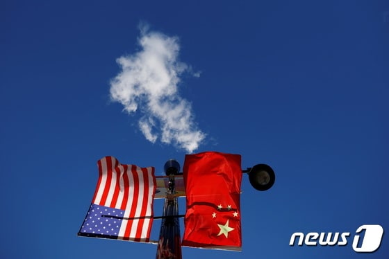 미국 매사추세츠주 보스턴 차이나타운 인근 가로등에서 미국과 중국 국기가 휘날리고 있다. © 로이터=뉴스1 © News1 노선웅 기자