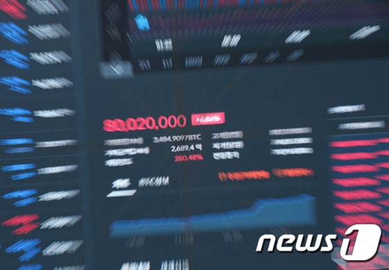 8일 오후 서울 서초구 빗썸 고객지원센터 전광판에 표시된 비트코인 가격이 8000만원을 돌파하고 있다. 2021.11.8/뉴스1 © News1 신웅수 기자