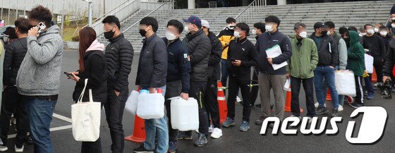 9일 전북 익산시 실내체육관 앞에 마련된 요소수 판매장에 시민들이 길게 줄지어 차례를 기다리고 있다. 2021.11.9/뉴스1 © News1 유경석 기자