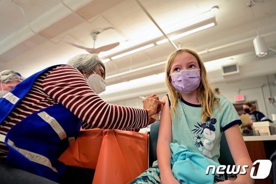 8일(현지시간) 미국 켄터키 주 루이빌에서 한 어린이가 화이자 백신을 맞고 있다. © 로이터=뉴스1 © News1 노선웅 기자