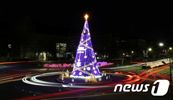 대전 목원대학교에서 크리스마스 트리가 불을 밝히고 있다. © News1 김기태 기자
