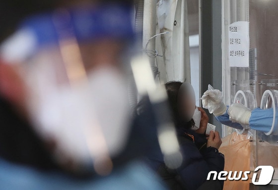 1일 오전 서울 중구 서울역 광장에 마련된 코로나19 임시선별검사소를 찾은 시민들이 검체 검사를 받고 있다.2021.12.1/뉴스1 © News1 박정호 기자