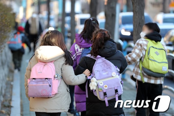 지난해 12월13일 서울시내 한 초등학교에서 학생들이 등교하고 있다. /뉴스1 © News1 황기선 기자