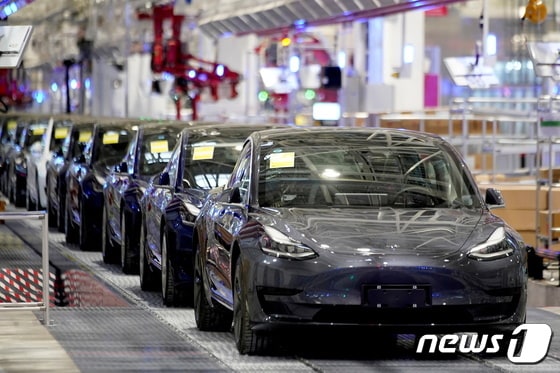 테슬라 모델3 차량이 중국 상하이 공장에서 출고를 앞두고 있다. © 로이터=뉴스1 © News1 김지현 기자