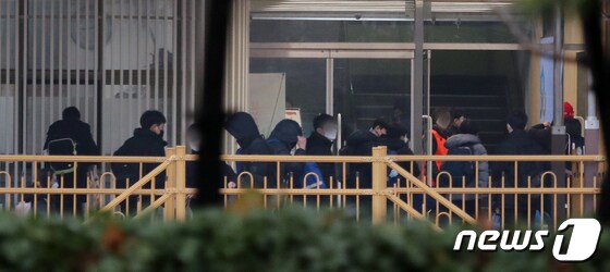 15일 서울 시내 한 초등학교에서 학생들이 등교하고 있다. /뉴스1 © News1 김진환 기자