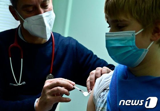 14일(현지시간) 독일 베를린에 마련된 코로나19 백신 접종소에서 11세 어린이가 백신을 맞고 있다. © AFP=뉴스1 © News1 우동명 기자