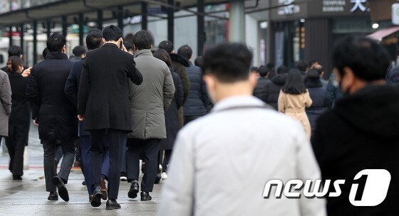 15일 서울 종로구 일대에서 직장인들이 점심식사를 하기위해 이동하고 있다. 2021.12.15/뉴스1 © News1 박지혜 기자