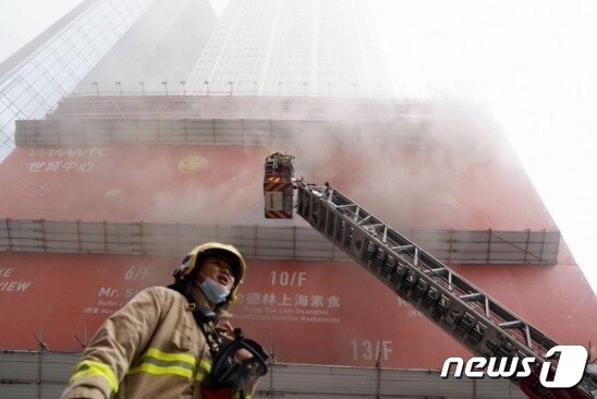 15일, 홍콩 세계무역센터에서 화재가 발생했다(트위터 갈무리)© 뉴스1