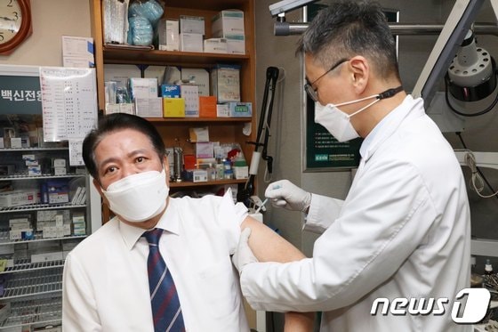 모더나 백신 3차 접종 중인 최대호 안양시장. © 뉴스1