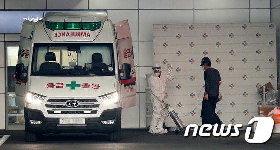 서울의 한 대학병원에서 의료진이 환자를 이송하고 있다./뉴스1 © News1 박지혜 기자