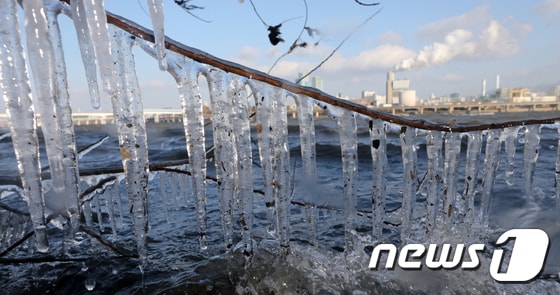 전국이 영하권의 날씨를 보인 17일 오전 서울 여의도 한강공원 일대에 고드름이 얼어있다. 2021.12.17/뉴스1 © News1 이승배 기자
