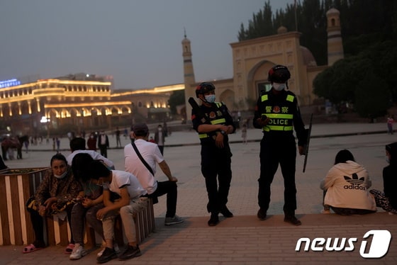 지난 2021년 5월3일 중국 신장 위구르 자치구 카슈가르의 이드카 모스크 앞을 경찰이 순찰하고 있다. 2021.12.17/news1 © 로이터=뉴스1 © News1 김민수 기자