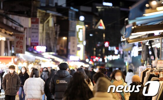 정부의 사회적 거리두기 강화를 하루 앞둔 17일 오후 서울 마포구 홍대거리에서 시민들이 발걸음을 옮기고 있다.  2021.12.17/뉴스1 © News1 황기선 기자