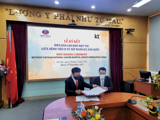(왼쪽부터 )KT 그룹 트랜스포매이션(Transformation) 부문 그룹 제휴 실장인 권오륭 상무, 베트남 국립암센터의 르반 꾸앙(Le Van Quang) 병원장이 베트남 국립암센터에서 협약식을 체결하고 있다. (KT제공) 2021.12.19 /뉴스1