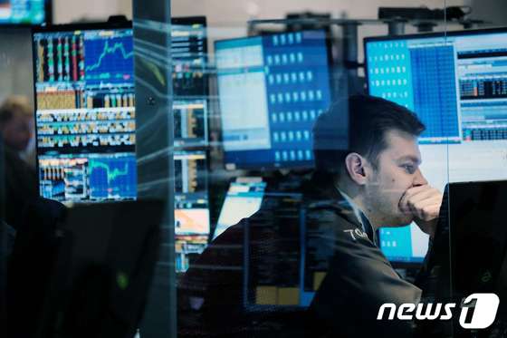 NYSE의 트레이더. 심각한 표정을 짓고 있다.  © AFP=뉴스1