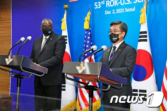 서욱 국방부 장관(오른쪽)과 로이드 오스틴 미국 국방장관이 2일 서울 용산구 국방부에서 열린 제53차 한·미 안보협의회의(SCM) 뒤 공동기자회견을 하고 있다. 2021.12.2/뉴스1 © News1 사진공동취재단