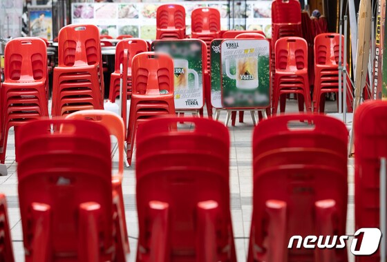 서울 중구 명동거리에 위치한 음식점 앞에 의자가 쌓여 있다./뉴스1 © News1 이재명 기자