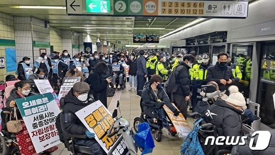20일 오전 서울 지하철 5호선 왕십리역 승강장에 장애인단체 회원들이 이동권 보장 시위를 진행하는 모습. © 뉴스1 정지형 기자