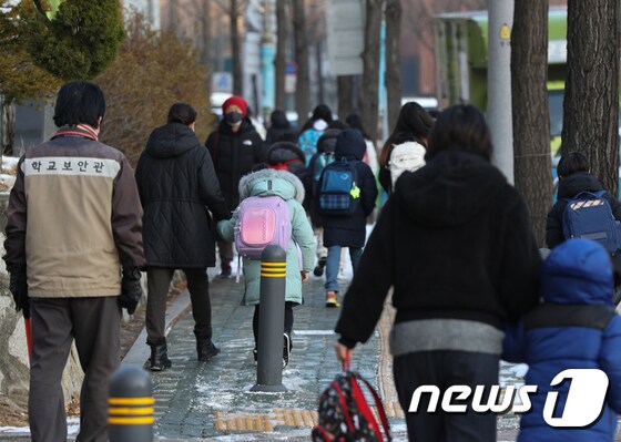 지난해 12월20일 서울 한 초등학교로 학생들이 등교하고 있다. /뉴스1 © News1 신웅수 기자