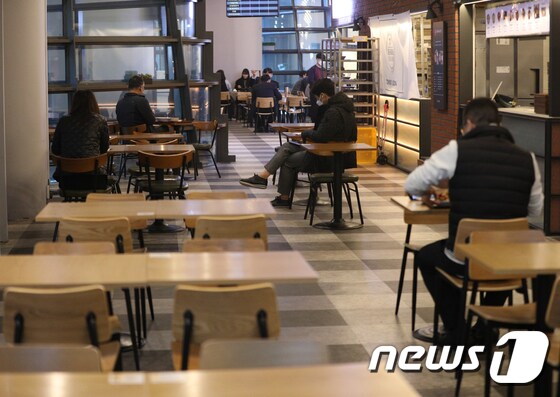 2021년 12월20일 서울의 한 식당가에서 시민들이 혼밥 식사를 하고 있다. 사회적 거리두기 강화에 따라 백신 미접종자는 식당과 카페 등을 1인 단독으로만 이용할 수 있다.© News1 신웅수 기자