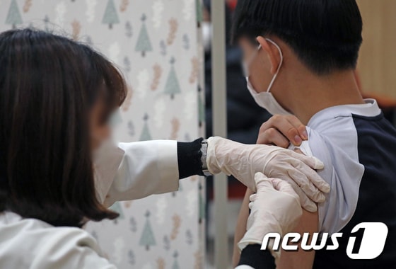 코로나19 백신을 접종하는 중학생. /뉴스1 © News1 장수영 기자