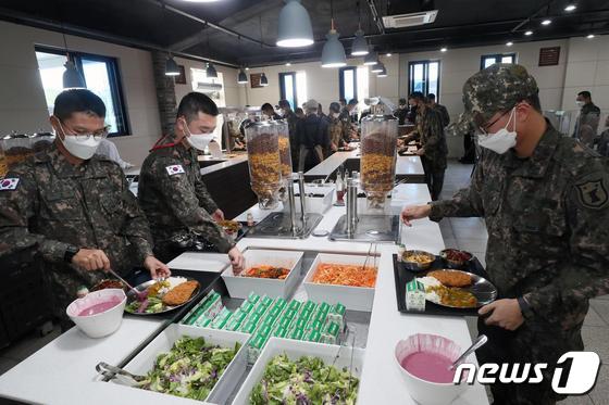 육군의 '더 좋은 병영식당' 시범운영 부대인 제32보병사단 장병들의 점심 배식. (국방일보 제공) © 뉴스1
