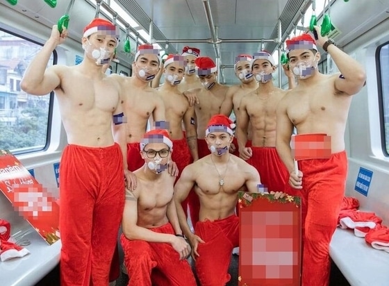 베트남의 한 침대 회사가 벌인 마케팅. 산타 복장을 한 남성 10명이 상의를 탈의한 채 객실 안을 활보했다.© 뉴스1