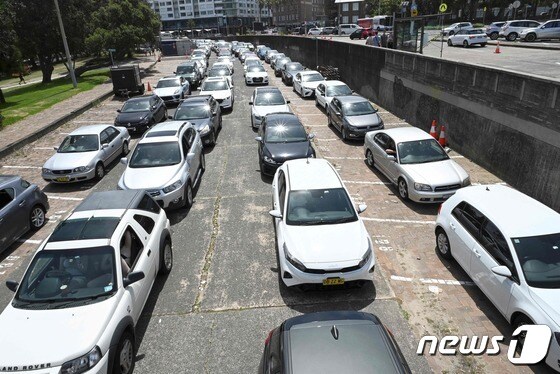 22일(현지시간) 호주 시드니에 마련된 코로나19 드라이브 스루 검사소에서 차량들이 길게 줄을 서 있다. © AFP=뉴스1 © News1 우동명 기자