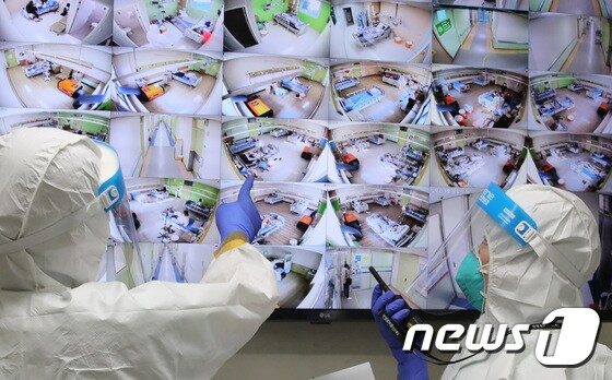 대전의 한 종합병원 의료진이 코로나19 입원환자들의 상태를 모니터로 점검하고 있다. (사진은 기사 내용과 무관함) ©News1 김기태 기자