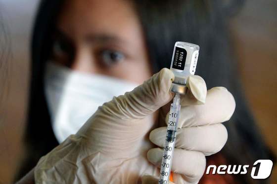 코로나19 백신 접종을 준비하는 모습. © AFP=뉴스1 자료 사진