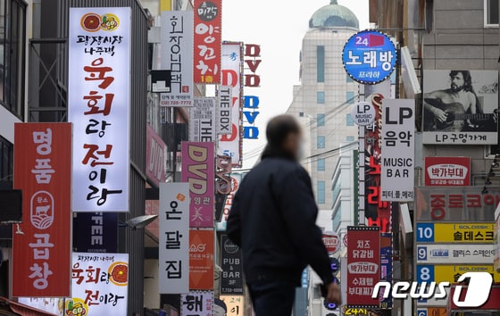 서울 종로구 종각 젊음의거리에서 시민들이 발걸음을 옮기고 있다. 2021.12.24/뉴스1 © News1 이재명 기자