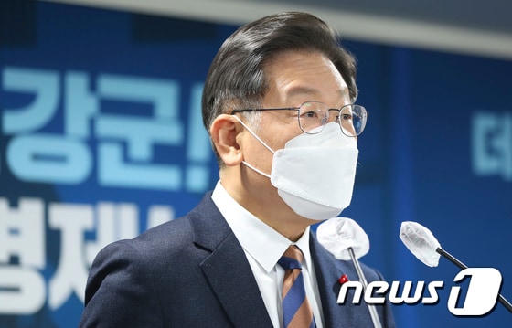이재명 더불어민주당 대선 후보가 지난달 24일 오후 서울 여의도 중앙당사에서 '스마트강군, 선택적 모병제' 국방 정책 공약을 발표하고 있다. 이 후보는 
