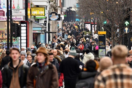 지난해 12월23일 (현지시간) 오미크론 변이 확산 속 크리스마스를 앞둔 영국 런던의 옥스포드 거리에 쇼핑객들이 북적이고 있다. © AFP=뉴스1  