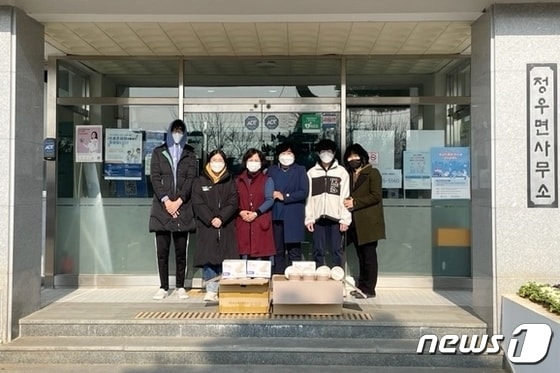 정읍 정우중학교 학생들과 교직원들이 불우이웃을 위해 써달라며 마스크와 인절미떡을 정우면에 전달하고 있다. © 뉴스1