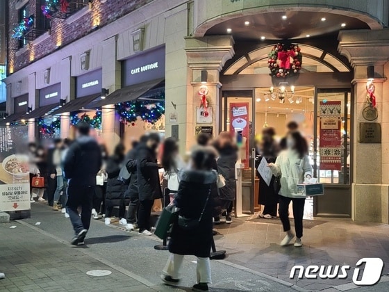 강화된 사회적 거리두기 속 크리스마스 이브를 맞은 24일 밤 대전 중구 은행동 성심당 앞에 시민들이 줄지어 서있다. © 뉴스1