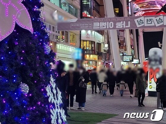 크리스마스 이브인 24일 밤 대전 중구 은행동 으느정이 거리에 거리두기 강화가 무색할 만큼 많은 인파가 모였다. © 뉴스1