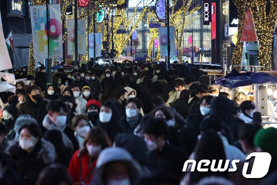 크리스마스 이브인 지난 24일 서울 중구 명동거리가 나들이를 나온 시민들로 붐비고 있다. © News1