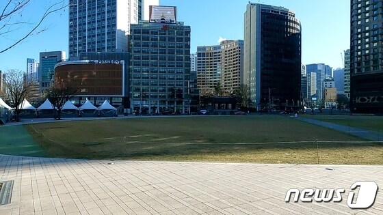 최강 한파가 이어진 26일 낮 서울시청 광장에 사람들의 모습이 거의 보이지 않고 있다. © 뉴스1 김도엽 기자