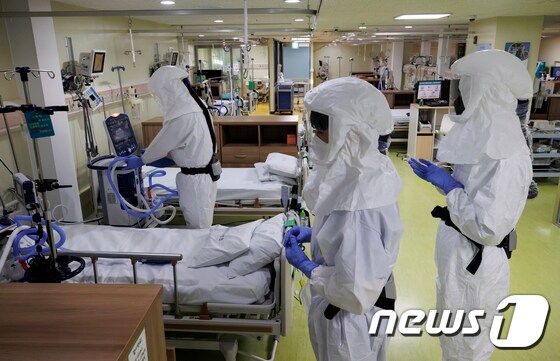 코로나19 중환자실에서 의료진이 업무를 보고 있다.  2021.12.27/뉴스1 © News1 유승관 기자
