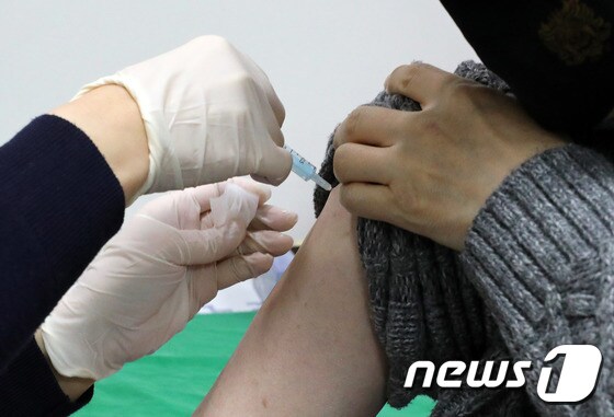 지난 27일 오후 서울 은평구 청구성심병원에서 한 시민이 코로나19 백신 3차접종을 받는 모습. © News1 박세연 기자