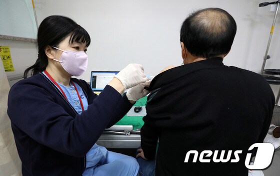 지난해 12월 27일 오후 서울 은평구 청구성심병원에서 한 시민이 코로나19 백신 3차접종을 하고 있다. (사진은 기사 내용과 무관함) 2021.12.27/뉴스1 © News1 박세연 기자