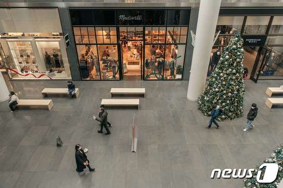 지난 27일 미국 뉴욕시 한 쇼핑몰의 한산한 모습© AFP=뉴스1