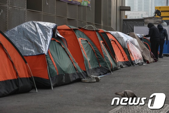 전국이 연일 영하권 날씨를 보이고 있는 28일 오전 서울역 광장에 마련된 노숙인 텐트 모습. 2021.12.28/뉴스1 © News1 성동훈 기자