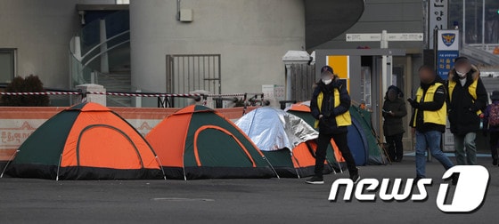 전국이 연일 영하권 날씨를 보이고 있는 28일 오전 서울역 광장에 마련된 노숙인 텐트 모습. 2021.12.28/뉴스1 © News1 성동훈 기자